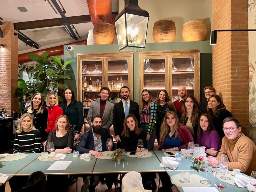 Studenti e docenti della scuola a cena insieme